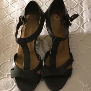 Black 3.5 heel t-strap wedges size 7